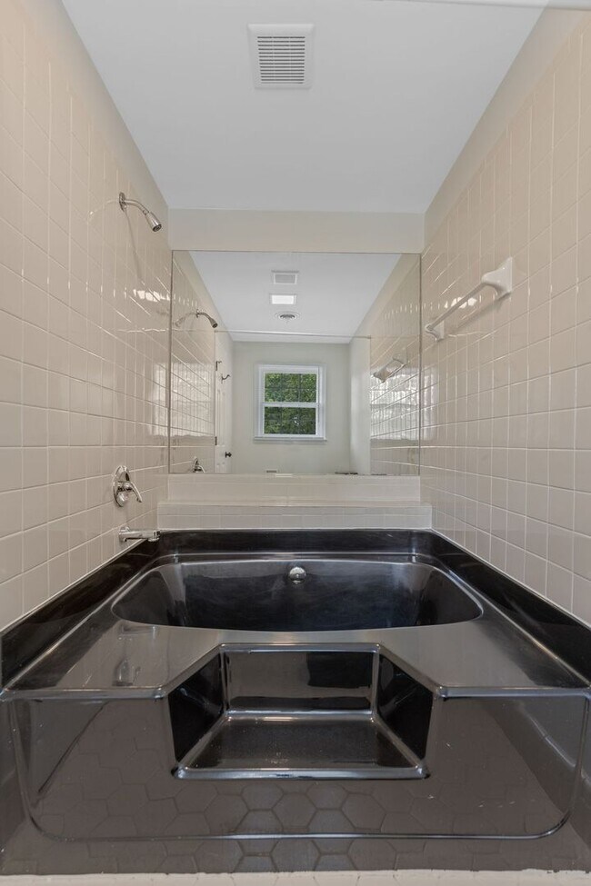 Building Photo - AVAILABLE NOW-- 4-Bed/5-Bath in the heart ...