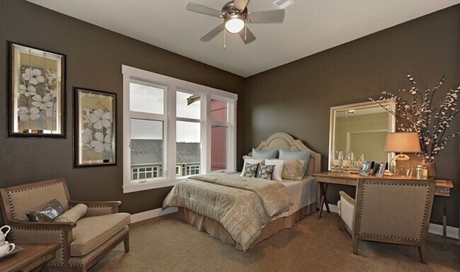 Building Photo - Spacious 4 bed Townhome in Central locatio...