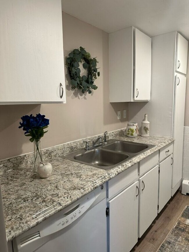 Building Photo - Updated Condo with outdoor Pool  ***Next t...