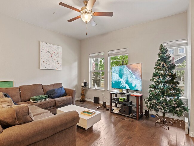 Building Photo - Beautiful 3 Bed, 3 1/2 Bath Townhome in We...
