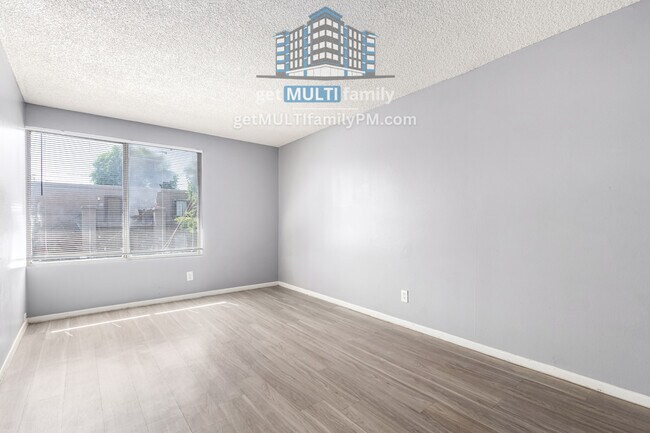 Building Photo - 2413 W Hazelwood St