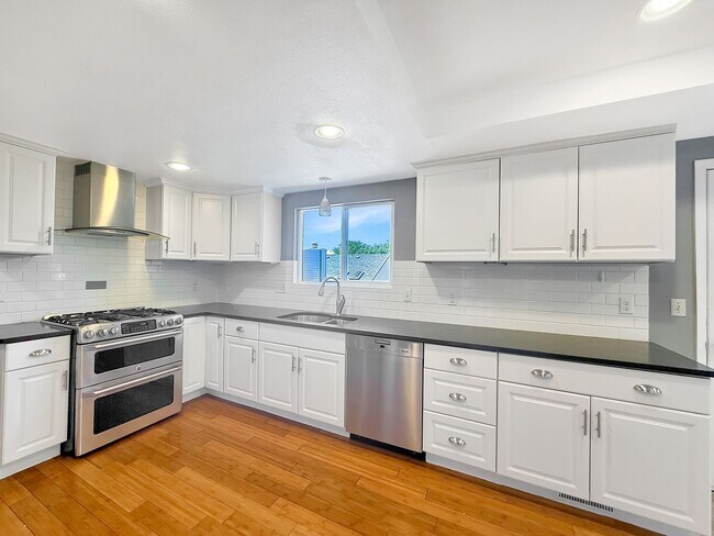 Building Photo - $0 DEPOSIT OPTION. SPACIOUS 5-BEDROOM CENT...