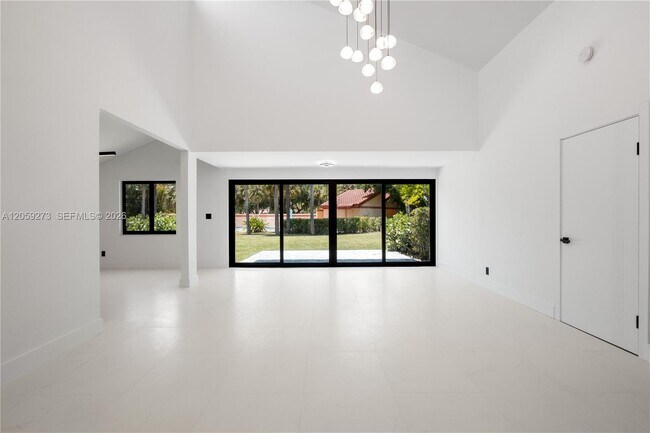 Building Photo - 1543 SW 1st Ave