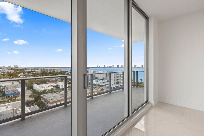 Building Photo - 220 Lake Shore Dr