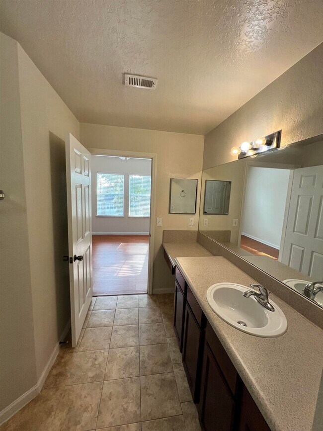 Building Photo - 2801 Chancellorsville Dr