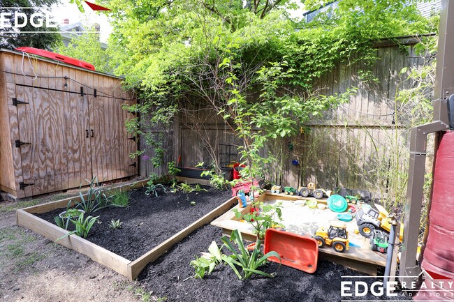 Building Photo - 133 Elm St