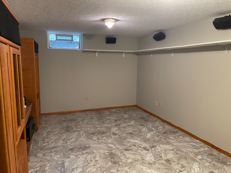 Building Photo - 3211 Creston Ct