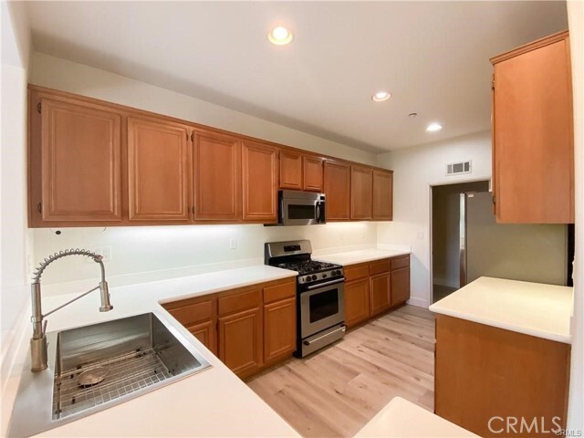 Building Photo - 66 Rosenblum