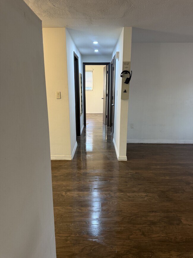 Building Photo - 7634 Rosewood Dr