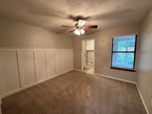 Building Photo - Beautifully maintained 2/1 in Brewster Est...