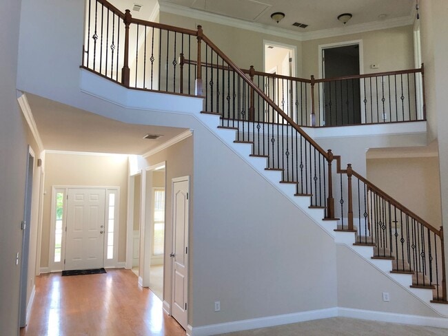 Building Photo - Beautiful 5 Bed 4 Bath Home in Heart of Co...