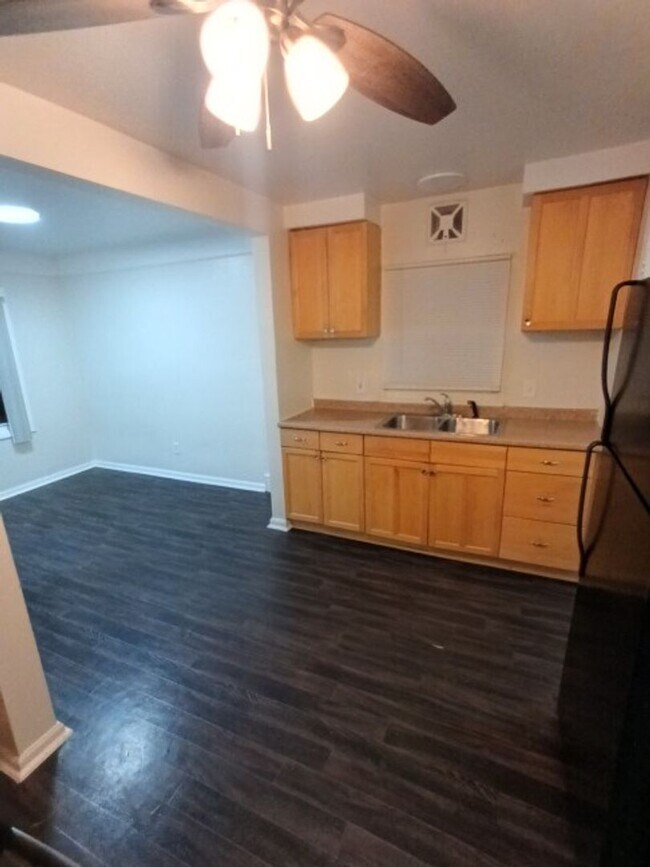 Building Photo - 3 bedroom, 1 bath, brick bungalow now available! $1,500