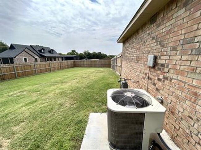 Building Photo - 4 Bedroom