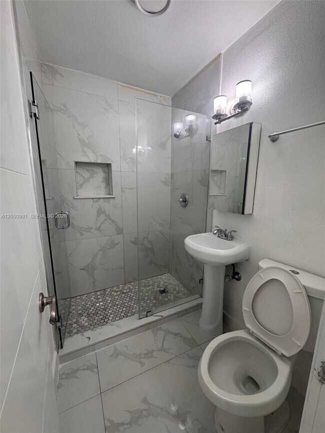 Building Photo - 7400 SW 39th St