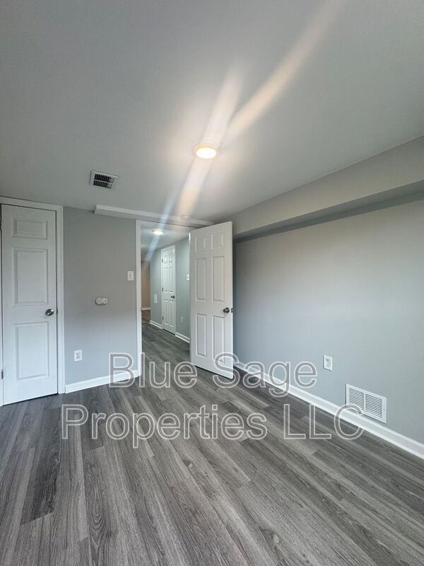 Building Photo - 398 Westmont Dr