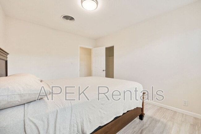 Building Photo - 1425 Vía Soledad