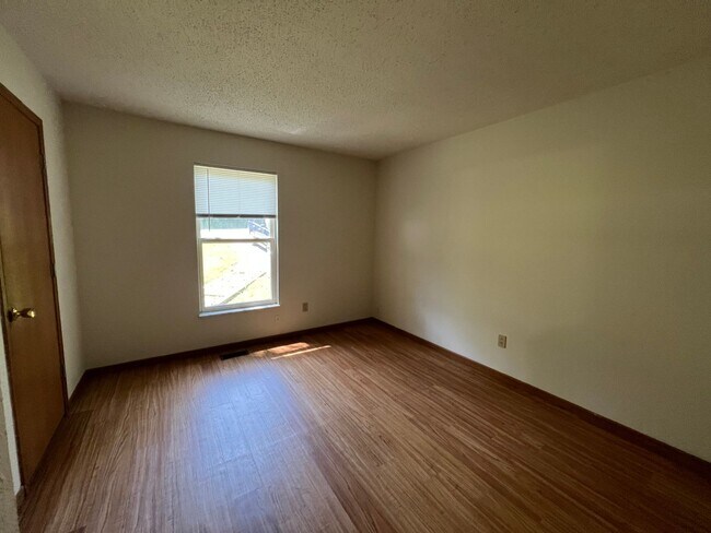 Building Photo - 615 Portsmouth Dr
