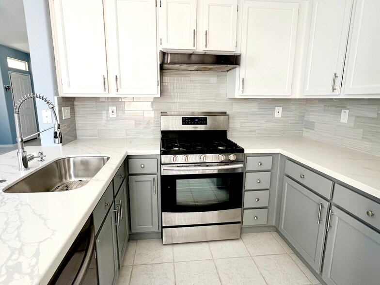 Building Photo - 11559 Compass Point Dr N