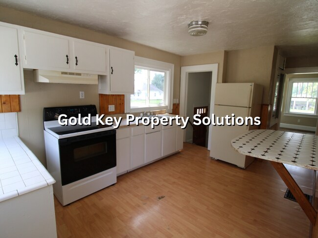 Building Photo - 3 BR 1 BA House with Enclosed Front Porch ...