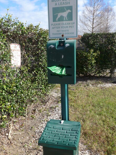 Building Photo - 5475 Vineland Rd