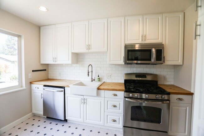 Building Photo - NEWLY LISTED $2,900 PER MONTH - GORGEOUS 3...