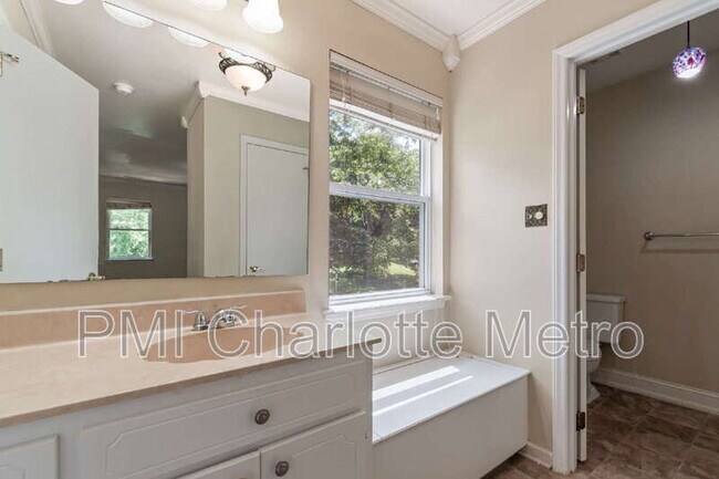 Building Photo - 11241 Kingfisher Dr