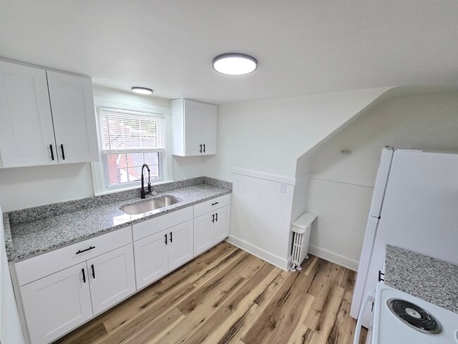 Building Photo - CUTE & COZY 2BED/1BATH DUPLEX FOR RENT - U...
