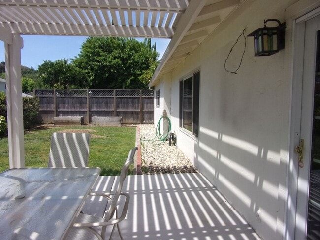 Building Photo - 718 Linwood St