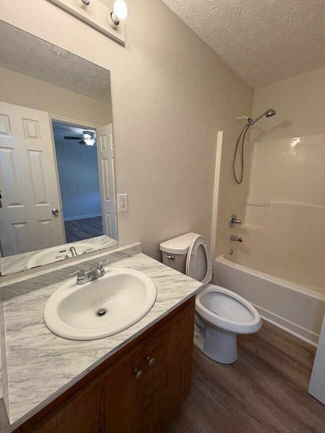 Building Photo - 121 Clyde Dr