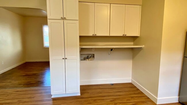 Building Photo - Freshly Updated Duplex Unit