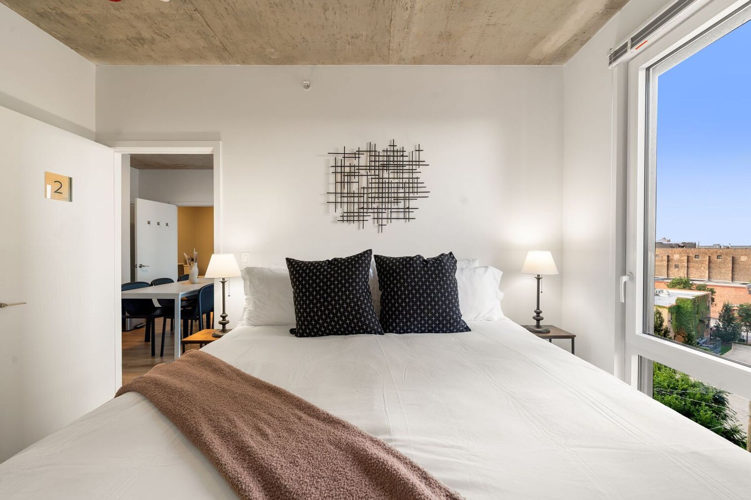 Building Photo - 853 W Blackhawk St