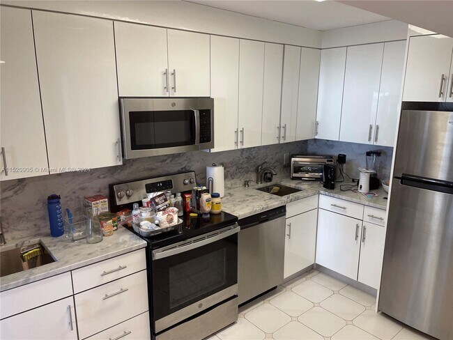 Building Photo - 4101 Pine Tree Dr