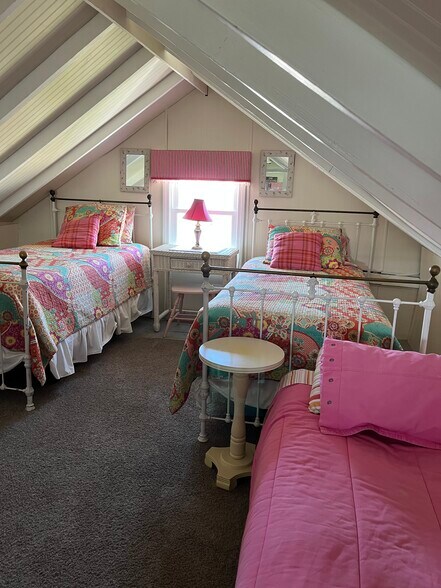 Upstairs bedroom - 9 Charlotte St