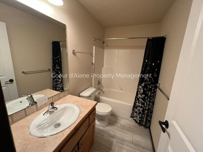 Building Photo - 3 bed, 2.5 bath townhouse
