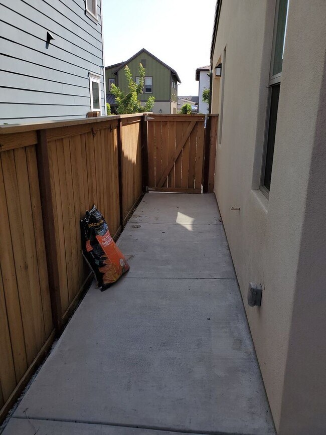 Building Photo - 4 Bedroom 4 Bath Home in The Farm Tract Lo...