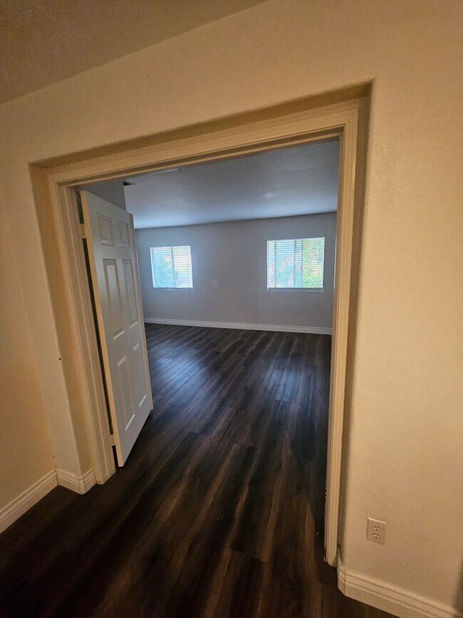 Building Photo - Spacious South Corona Home!