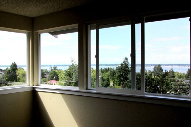 Building Photo - Large 4 Bedroom Edgemoor Home w/ Mother-in-law Suite