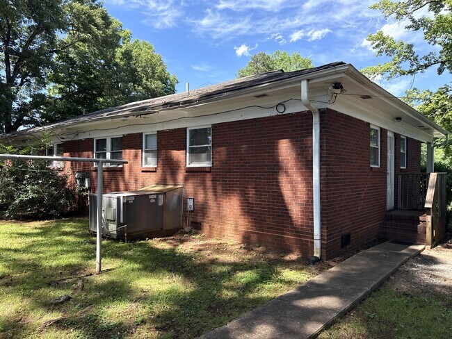 Building Photo - T.R. Lawing Realty Property