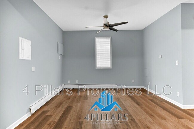 Building Photo - 803 E Chicago Ave