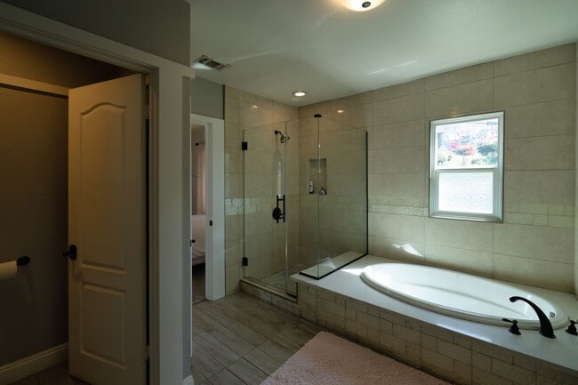 Building Photo - 6407 Dix St