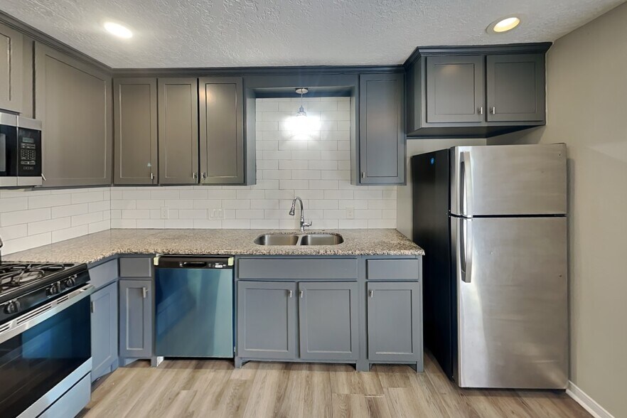 Building Photo - 8730 Valley Pond Ct
