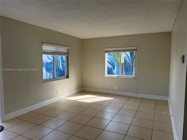 Building Photo - 711 NE 2nd Ave