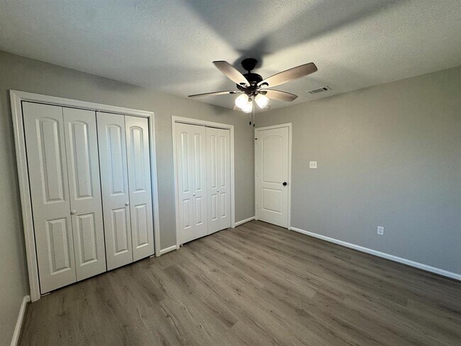 Building Photo - 445 E Castle Harbour Dr