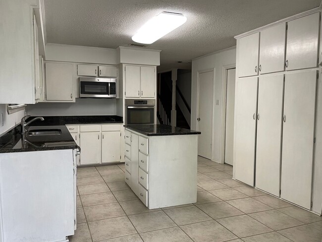 Building Photo - Spacious Home in Country Club Estates