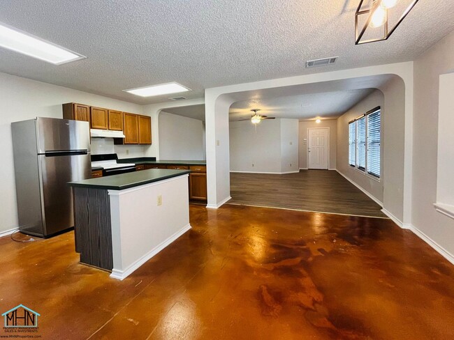 Building Photo - Welcome home to this stunningly spacious 3...