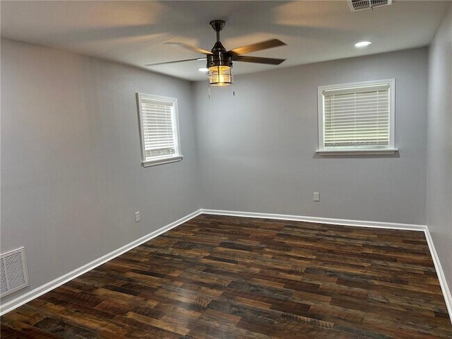 Building Photo - 834 Vallette St