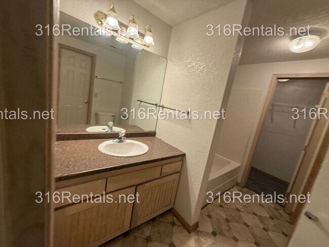 Building Photo - $1,595 - 3 bed 2 bath - Beautiful Remodeled Duplex Home Available Now!