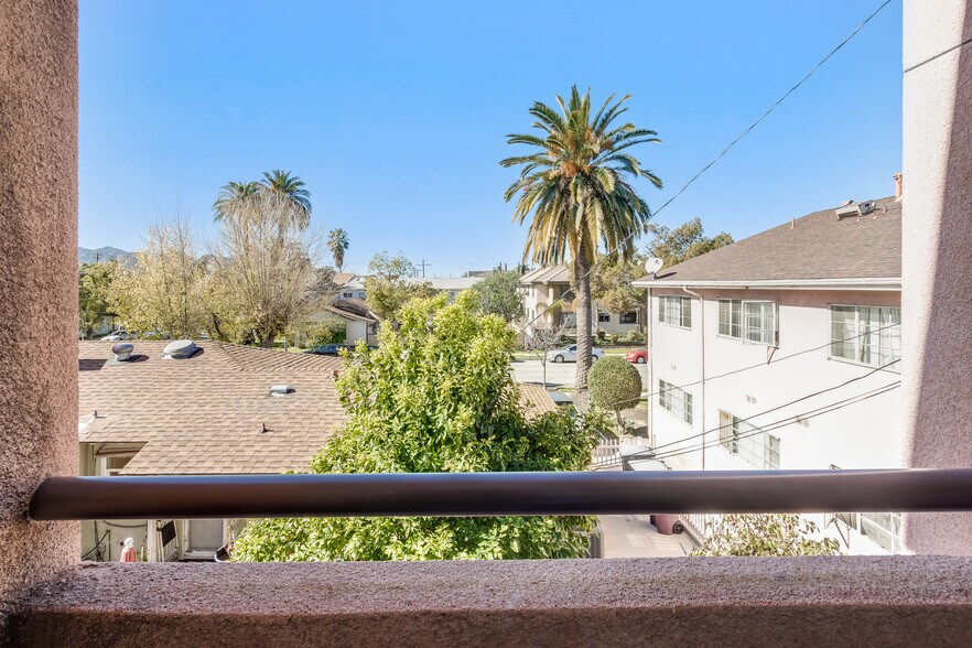 Building Photo - 321 W Dryden St