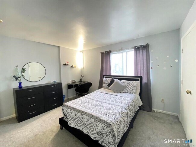 Building Photo - 19 Somers St