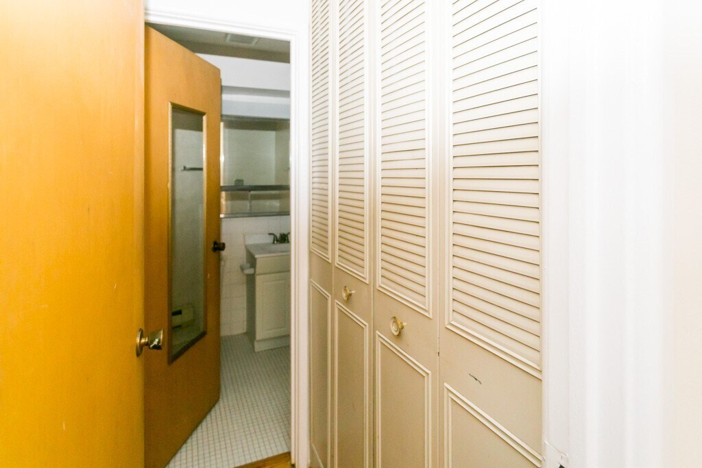 Building Photo - 675 W Wrightwood Ave